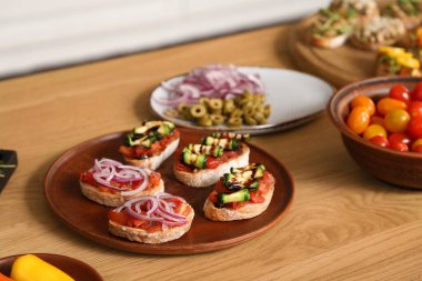 Mutfaktaki masada nefis vejetaryen bruschettalar, yakın plan.