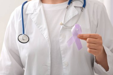 Leylak farkındalığı kurdeleli kadın doktor, yakın plan. Dünya Kanser Günü