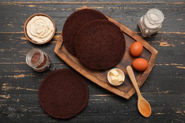 Koyu ahşap zemin üzerine katmanlar halinde kesilmiş lezzetli çikolatalı kek.