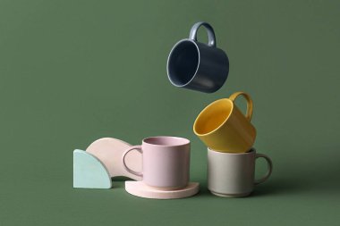 Kupalı kompozisyon, alçı podyumlar ve yeşil arka planda uçan kupa.