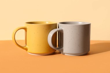 Turuncu arka planda güzel seramik kupalar