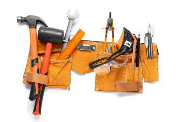 Beyaz arkaplanda marangoz aletleri olan kemer