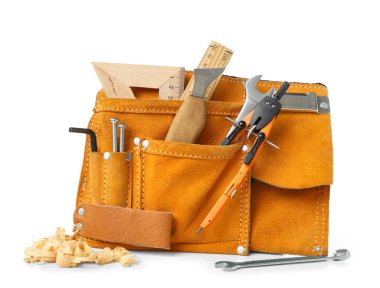 Marangoz aletleri ve beyaz arka planda ahşap talaşı olan kemer.