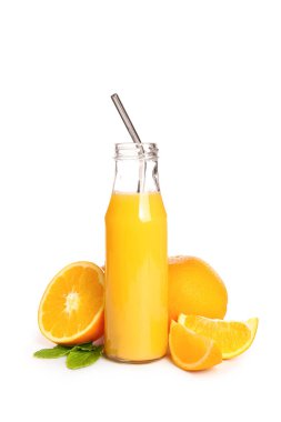 Bir şişe taze portakal suyu, nane ve beyaz arka planda meyveler.