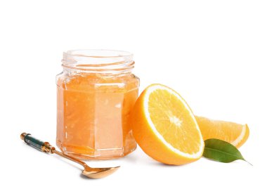 Beyaz arkaplanda tatlı portakal reçeli kavanozu