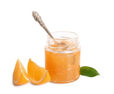 Beyaz arkaplanda tatlı portakal reçeli kavanozu