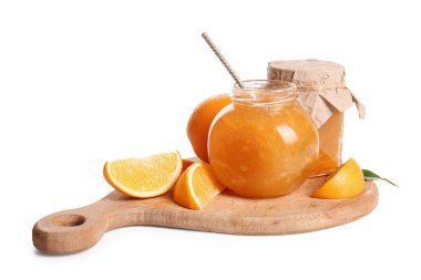 Kavanozlar dolusu tatlı portakal reçeli ve beyaz arka planda meyveler