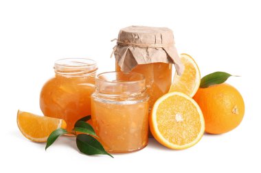 Kavanozlar dolusu tatlı portakal reçeli ve beyaz arka planda meyveler