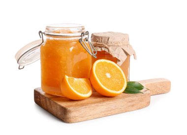 Kavanozlar dolusu tatlı portakal reçeli ve beyaz arka planda meyve