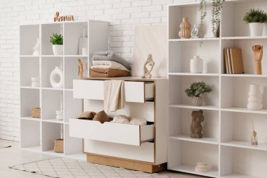 Klozet, giysi ve raf üniteli soyunma odasının içi