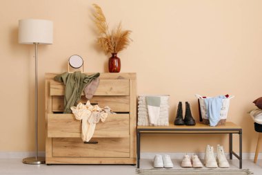 Çekmeceli, banklı ve lambalı soyunma odasının içinde.