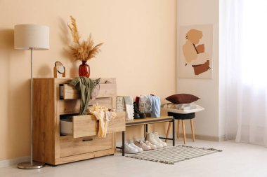 Çekmeceli, banklı ve lambalı soyunma odasının içinde.