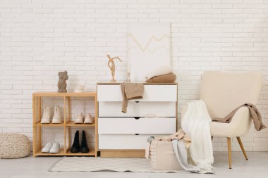 Klozet, giysi ve koltuklu soyunma odasının içi.