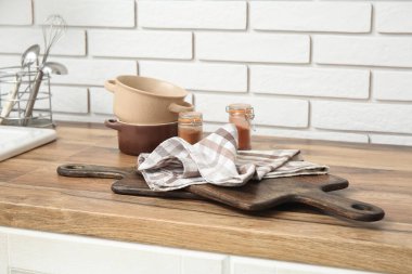 Mutfaktaki tezgahta kareli peçete var. Yakın çekim.