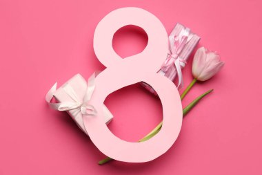 Kadınlar Günü kutlamaları için kağıt, hediye kutuları ve lale çiçeğinden yapılmış 8 figürü pembe arka planda.