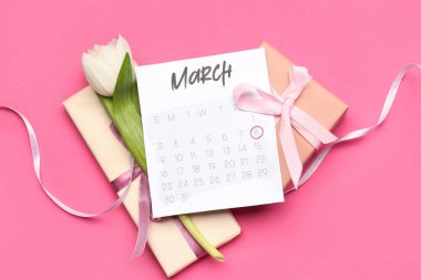 Lale çiçeği, takvim ve hediye kutlaması Kadınlar Günü için pembe arka planda