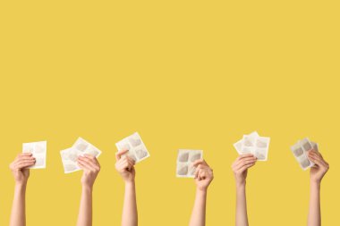 Sarı arka planda hardal sıva olan kadın elleri.