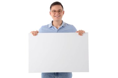 Beyaz arka planda boş posteri olan yakışıklı bir genç.