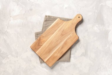 Beyaz grunge masa, üst görünüm peçete ile boş kesme tahtası