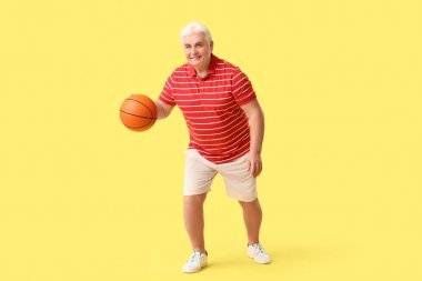 Sarı arka planda son sınıf erkek basketbolcu eğitimi