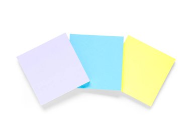 Beyaz arkaplanda izole edilmiş farklı boş yapışkan notlar