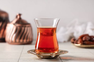 Beyaz fayanslı bir bardak Türk çayı.