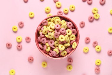 Pembe arka planda gevrek halkaları olan bir kase.