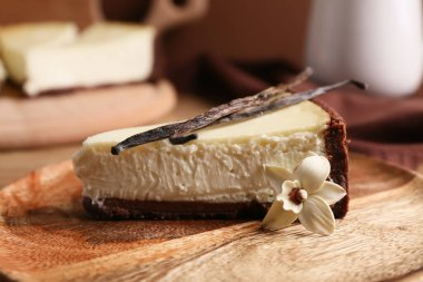 Tabak dolusu tatlı vanilyalı cheesecake, ahşap masada, yakın plan.