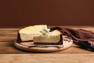 Tahta masanın üzerinde vanilyalı cheesecake parçaları var.