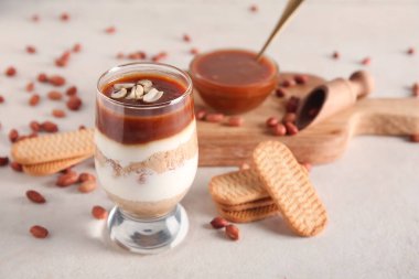 Bej rengi grunge arka planda lezzetli fıstıklı cheesecake.