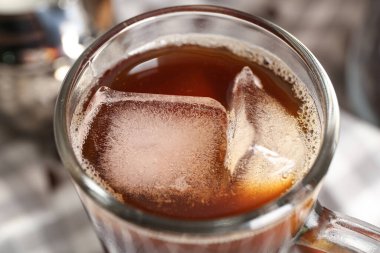 Buzlu bir bardak soğuk kahve, yakın plan.