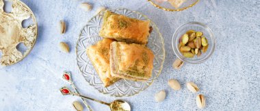 Hafif arka planda lezzetli baklava ve fıstık, üst manzara.