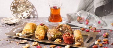 Masada lezzetli baklava ve Türk çayı tepsisi