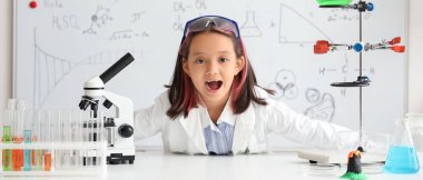 Kimya sınıfında bilimsel ekipmanları olan sevimli küçük bir kız.