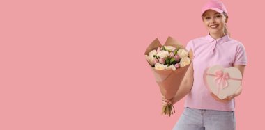 Çiçek buketi olan kadın kurye ve pembe arka planda metin için yeri olan hediye.