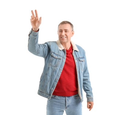 Olgun bir adam beyaz arka planda el sallıyor. Merhaba konsept