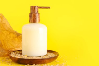 Sabun makinesi ve sarı arka planda deniz tuzu.