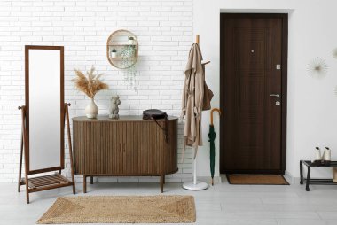 Kapısı, çekmecesi, aynası ve rafı olan ışık salonunun içi.