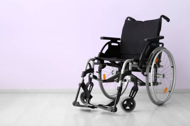 Leylak duvarının yanında modern boş tekerlekli sandalye