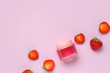 Renkli arkaplanda kozmetik ürün kavanozu ve taze çilek kompozisyonu