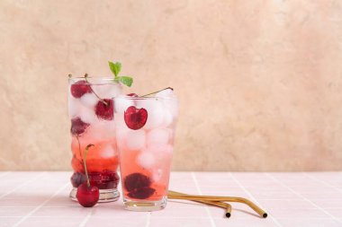 Pembe fayanslı nane şekerli vişneli limonata.