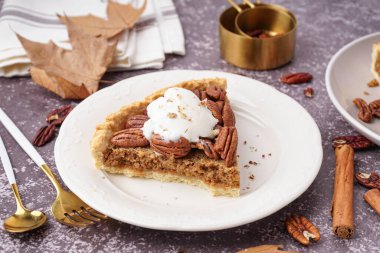 Gri arka planda bir parça lezzetli cevizli turta.