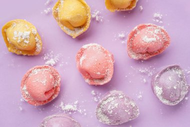 Mor arkaplanda renkli çiğ hamur köfteleri