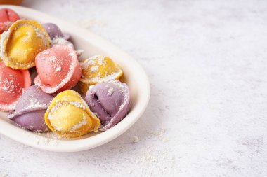 Beyaz arkaplanda renkli çiğ hamur köftesi tabağı