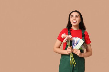 Renk paletleri ve bej arka planda çiçek demeti olan genç kadın ressamın portresi. Uluslararası Kadınlar Günü