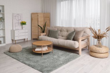 Modern oturma odasının içinde ahşap perdeler ve masa.