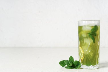 Beyaz arka planda lezzetli limonata ve nane şekeri.