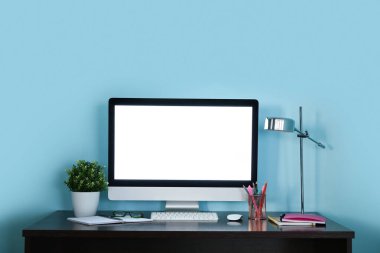 Ofiste lamba, kırtasiye ve modern bilgisayarlı şık bir iş yeri.