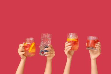 Kırmızı zemin üzerinde erimiş su bulunan birçok el