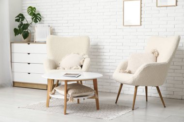 Koltuklar, çekmeceler ve oturma odasındaki kahve masası.